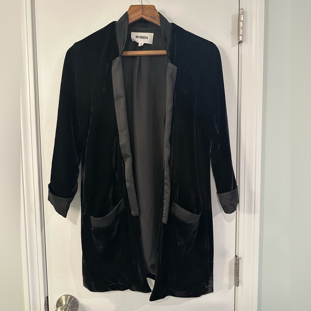 BB Dakota Velvet Dreams Black Blazer Satin Trim
Oversized Fit Size Small